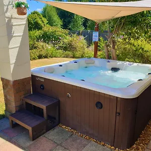 Lions Lodge: Great Location With Hot Tub Holiday home